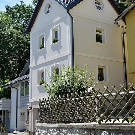 Effie Perine Apartament