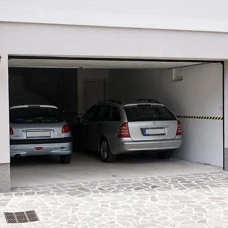 Effie Perine Apartment Bled